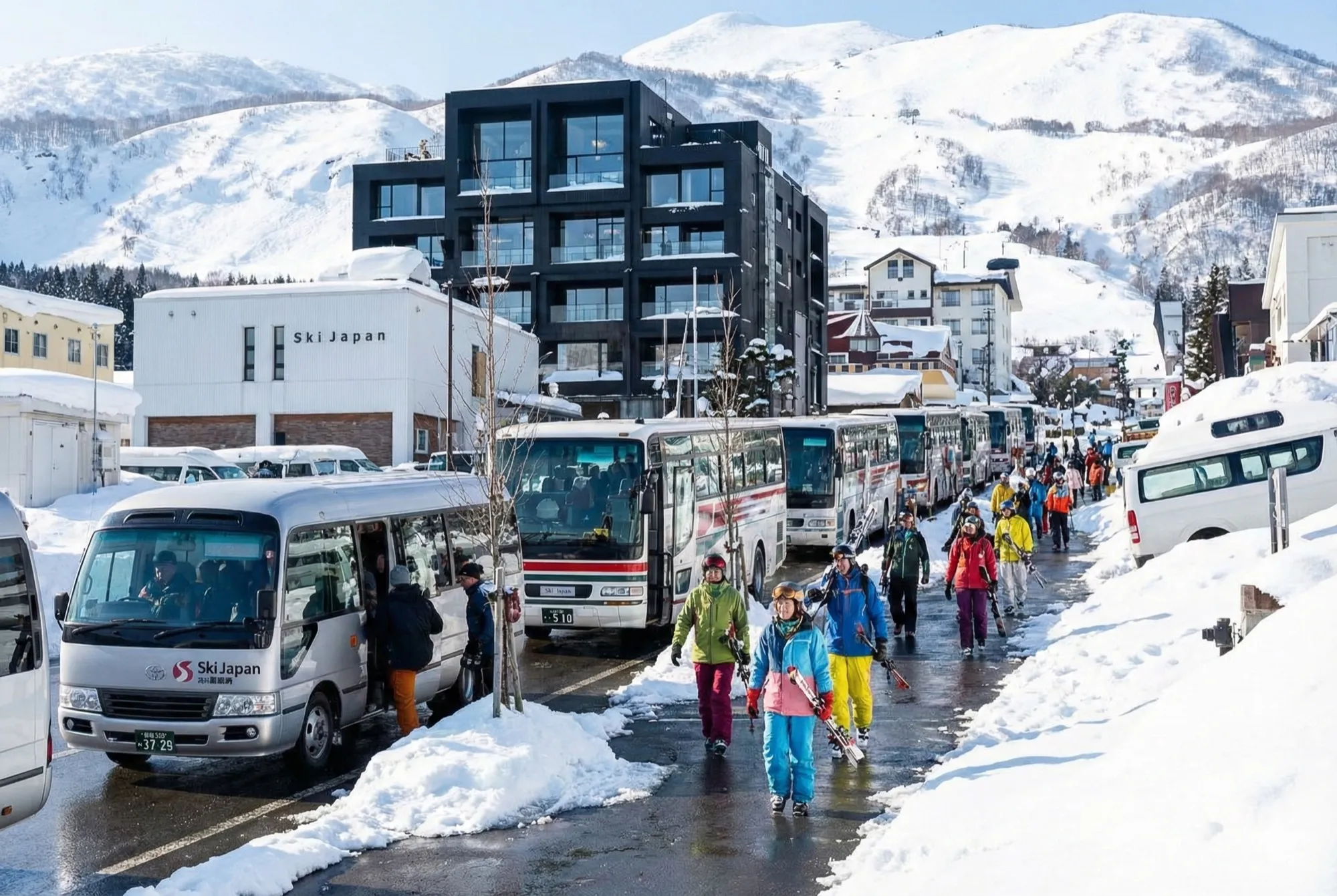 冬のひらふの街並み。雪山を背景にスキー客が行き交い、英語の看板が並ぶ