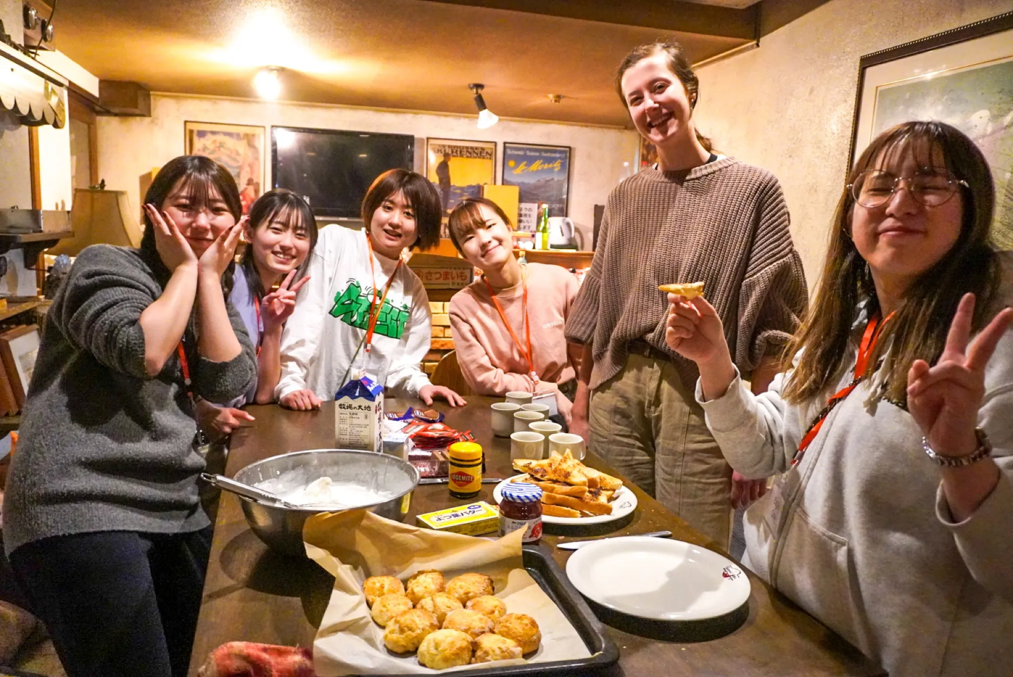 ネイティブ講師と参加者が一緒に食卓を囲む共同生活の様子